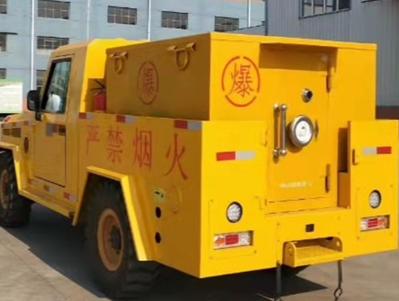 丹凤凯龙爆破器材运输车：保障爆破任务的安全运行